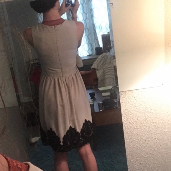 Elegant lace dress - Picture 5 of 7